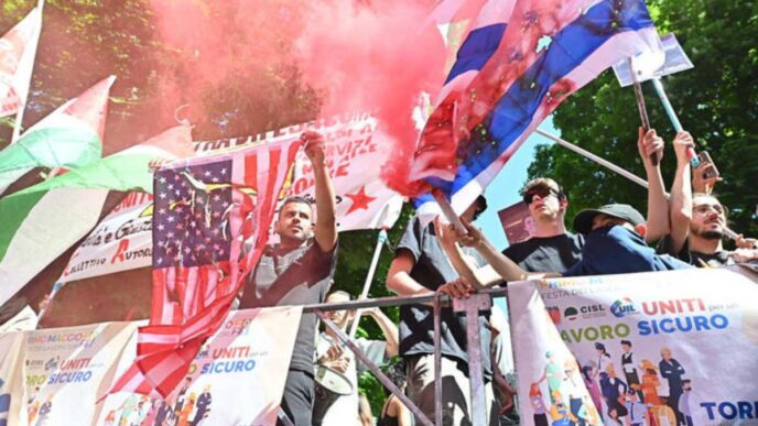 Corteo Del Primo Maggio A Tori 1