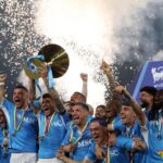 Giocatori Del Napoli Con Capelli Tinti Di Azzurro Festeggiano Lo Scudetto Al Maradona Davanti A 55.000 Tifosi