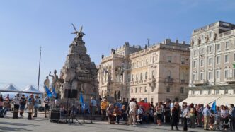 A Trieste Scende In Piazza Il