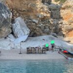 A Cala Goloritzé I Turisti Su Uno Yacht Occupano La Spiaggia Più Bella Del Mondo Con Tavoli E Ombrelloni
