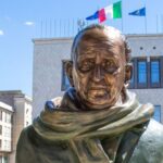 A Cosenza Scoppia La Polemica Per Lo Spostamento Della Statua Di Giacomo Mancini Da Largo Carratelli A Piazza Giacomo Mancini