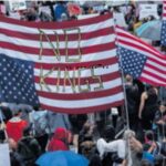 A Hood River Un Presidio Anti-Trump Mette In Scena Una Resistenza Anacronistica Durante La Festa Del Padre