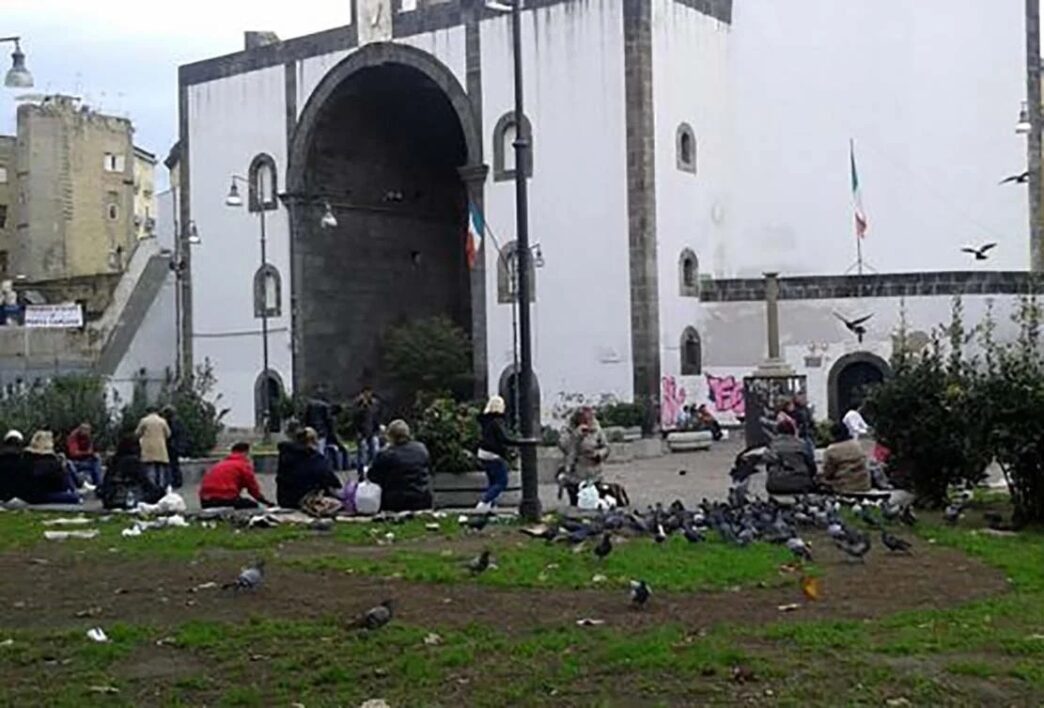 A Napoli Porta Capuana Continu