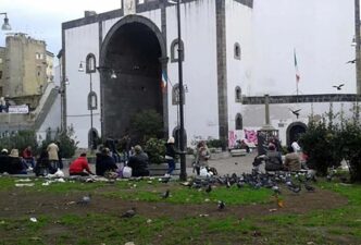 A Napoli Porta Capuana Continu
