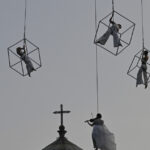 A Piazza Del Plebiscito Spettacolo Aereo Con Ballerine E Violinista Per Campania Teatro Festival 2025