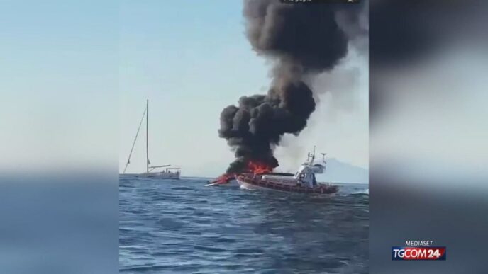 Alto Fumo Nero A Procida Per I