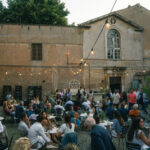 Apre A Roma L’oratorio Trastevere: Un Nuovo Spazio All’aperto Per Aperitivi E Serate Nella Roma Medievale