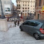 Auto Percorre La Scalinata Di Trinità Dei Monti A Roma: Intervento Notturno Dei Vigili Del Fuoco Per Il Recupero Del Veicolo