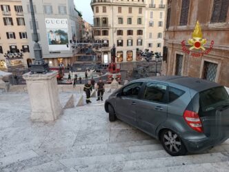 Auto Percorre La Scalinata Di