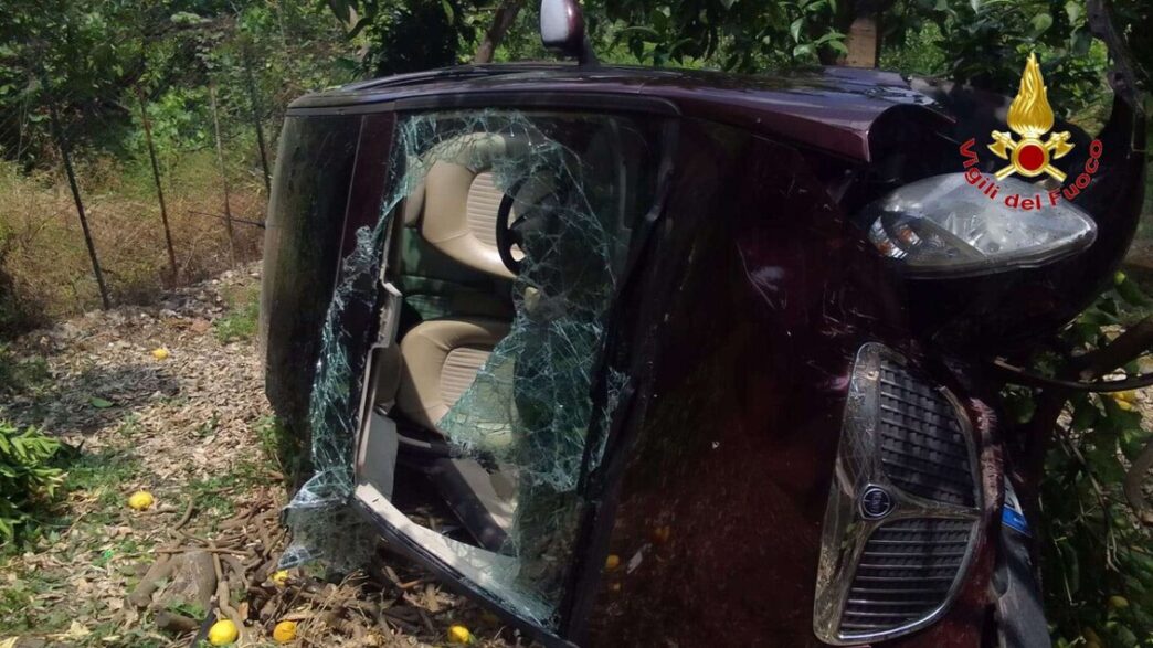 Auto Precipita Da Sette Metri