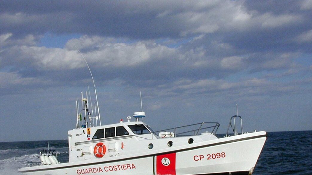Barca A Vela Soccorsa Nel Trat