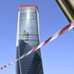 Cedimento Insegna Sulla Torre Hadid A Milano: Area City Life Messa In Sicurezza E Chiuse Metro E Centro Commerciale