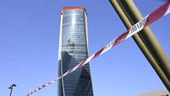 Cedimento Insegna Sulla Torre