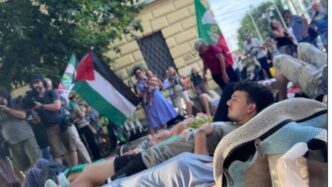 Centinaia Di Persone In Piazza
