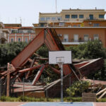 Crolla A Roma La Scultura In Legno Di Mario Ceroli Realizzata Per I Mondiali Del ’90 Nel Quartiere Flaminio