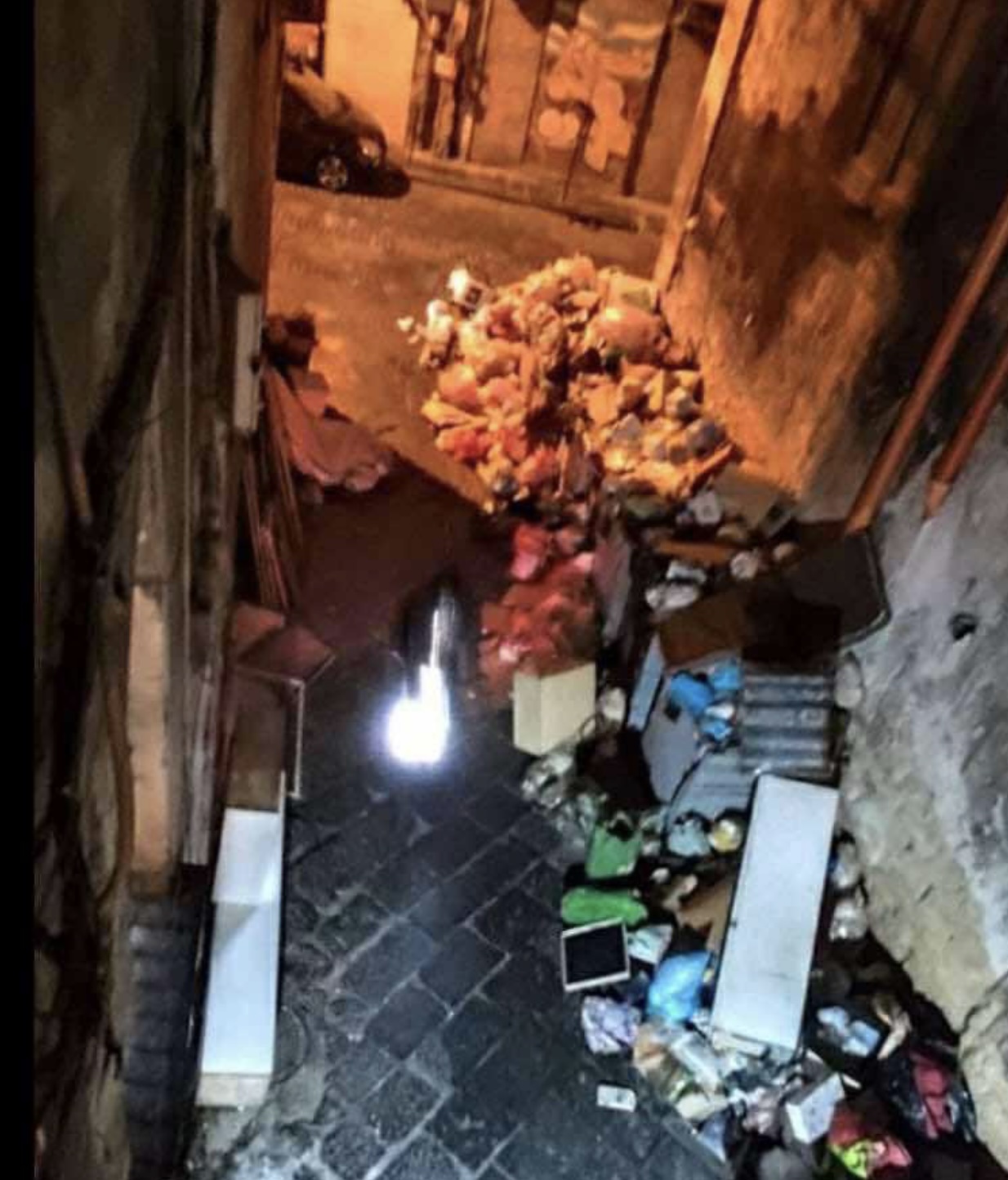 Cumuli Di Rifiuti Invadono Vic