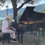 Danilo Rea Regala Un Concerto Unico A Paganico Sabino, Borgo Con Vista Sul Lago Del Turano