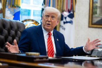 Donald Trump Tra Bibbie2C Orolo