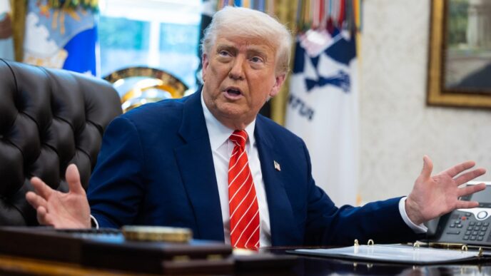 Donald Trump Tra Bibbie2C Orolo