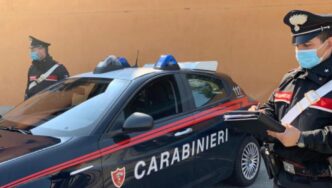 Donna Distrugge Passeggino Per