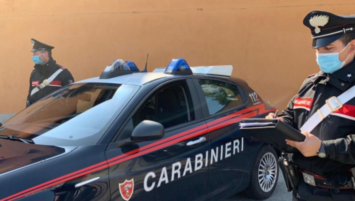 Donna Distrugge Passeggino Per