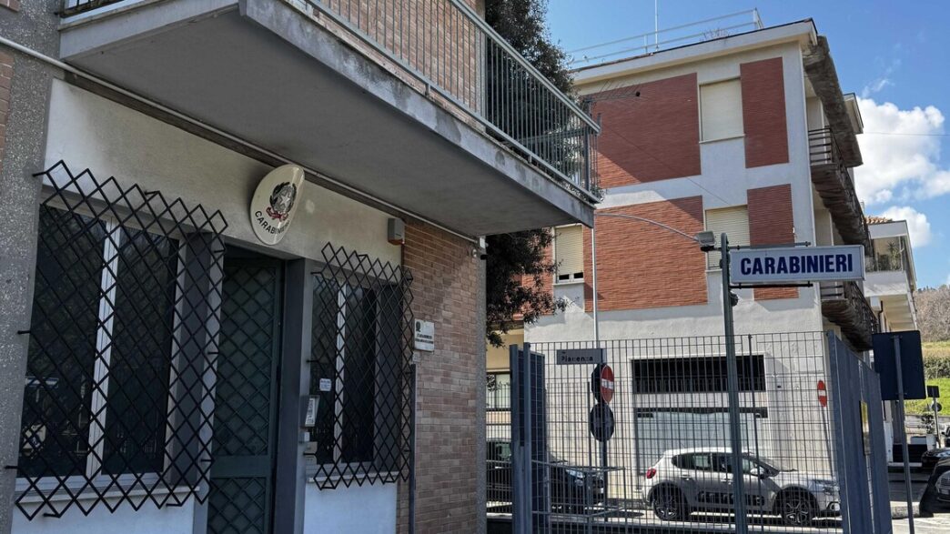 Donna Minaccia Di Lanciarsi Da
