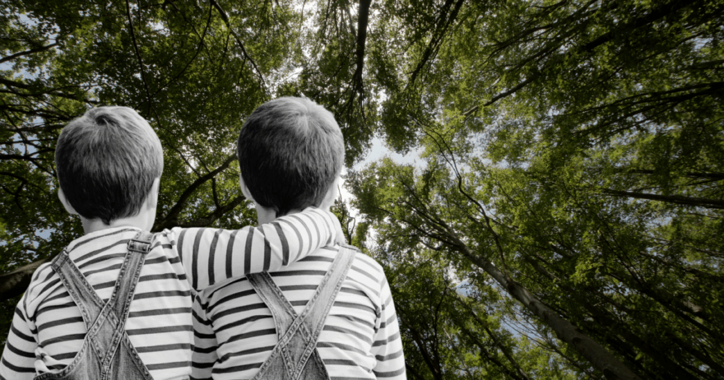 Due Bambini Invisibili Tra Le