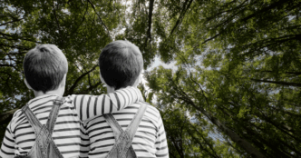 Due Bambini Invisibili Tra Le