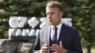 Emmanuel Macron Critica Le Azi