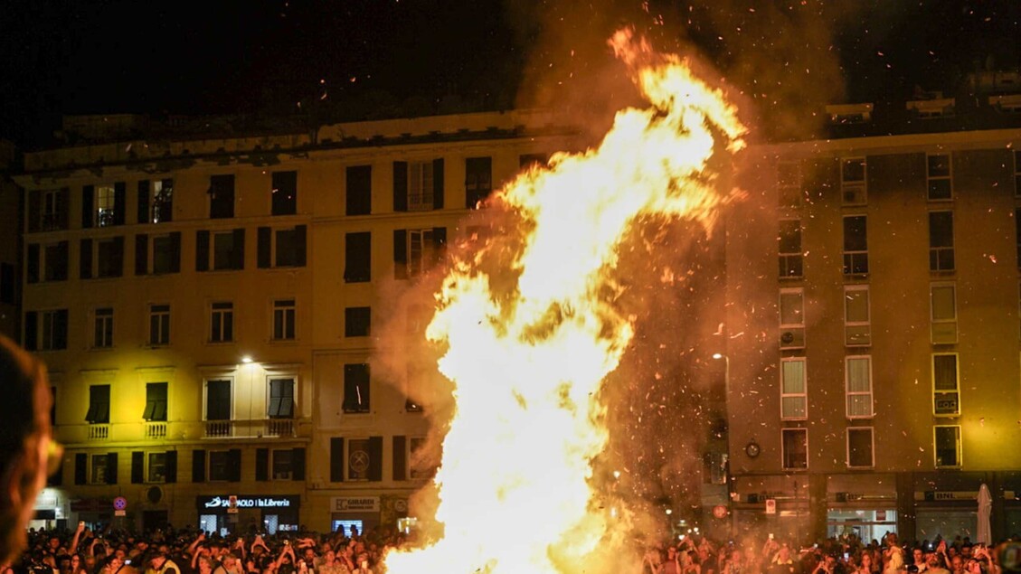 Genova Accende Il Falc3B2 Di San