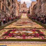 Qui Il Gioco Di Colori Creato Con I Fiori È Incredibile, Sembra Quasi Di Essere Catapultati In Un Dipinto: È Un Piccolo Borgo A Pochi Chilometri Dalla Capitale