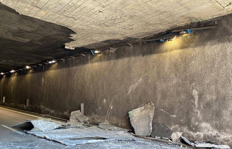 Grossi Pezzi Di Controsoffitto