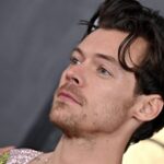 Harry Styles Visto Baciare Una Misteriosa Ragazza Durante Il Festival Di Glastonbury