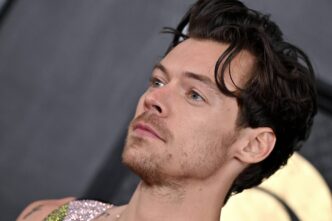 Harry Styles Visto Baciare Una