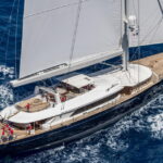 Il Bayesian Riemerge Dal Mare, Gru Hebo Al Lavoro Per La Sicurezza Delle Imbracature Sullo Scafo