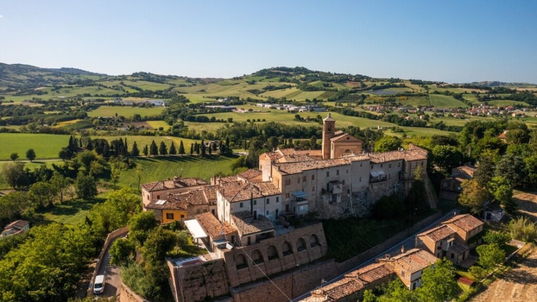 Il Castello Nidastore Di Arcev