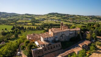 Il Castello Nidastore Di Arcev