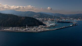 Il Porto Di Vado Ligure Spinge