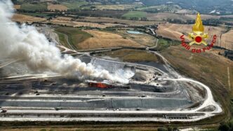 Incendio Con Colonna Di Fumo A
