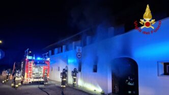 Incendio Distrugge Deposito Ar
