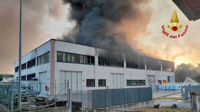 Incendio In Azienda A Mercato