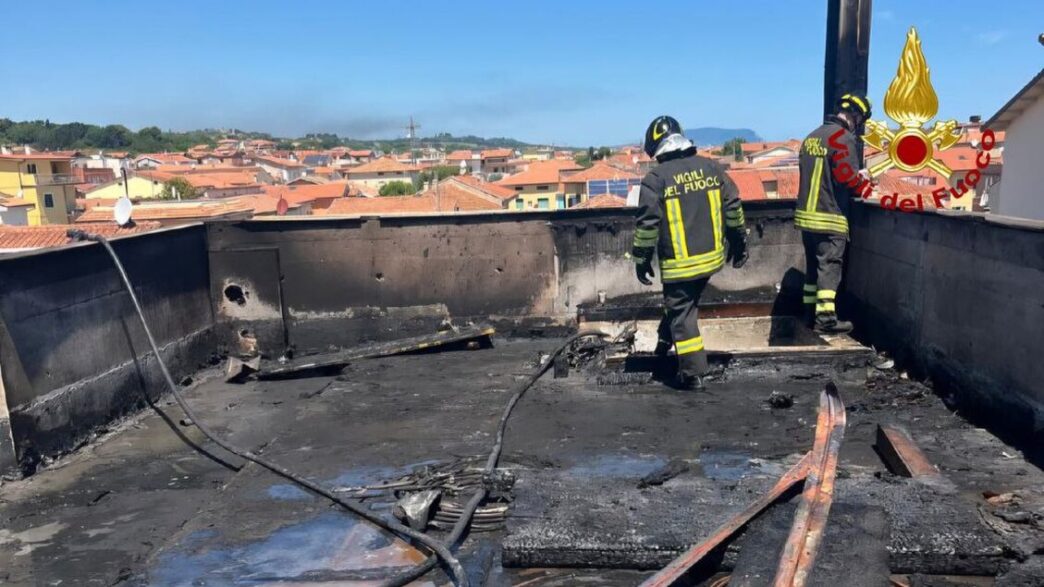 Incendio Su Un Tetto Terrazzat
