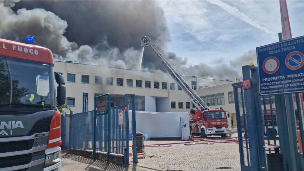 Incendio Sul Tetto Di Una Pala