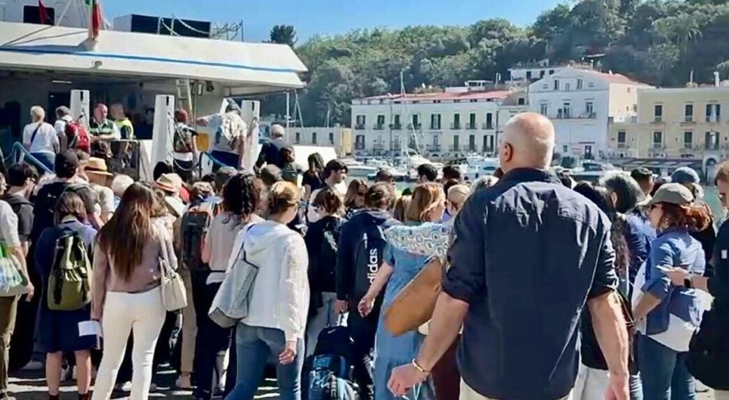 Ischia Pronta A Une28099Estate Deci