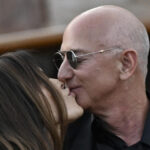 Jeff E Lauren Bezos Si Mostrano Affettuosi Sul Canal Grande Prima Del Party Finale Alle Nozze A Venezia