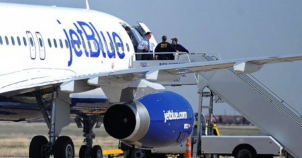Jetblue Abbandona Le28099Aeroporto
