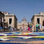 L’infiorata Delle Pro Loco D’italia Trasforma Via Della Conciliazione E Piazza San Pietro In Un’esplosione Di Colori E Simboli