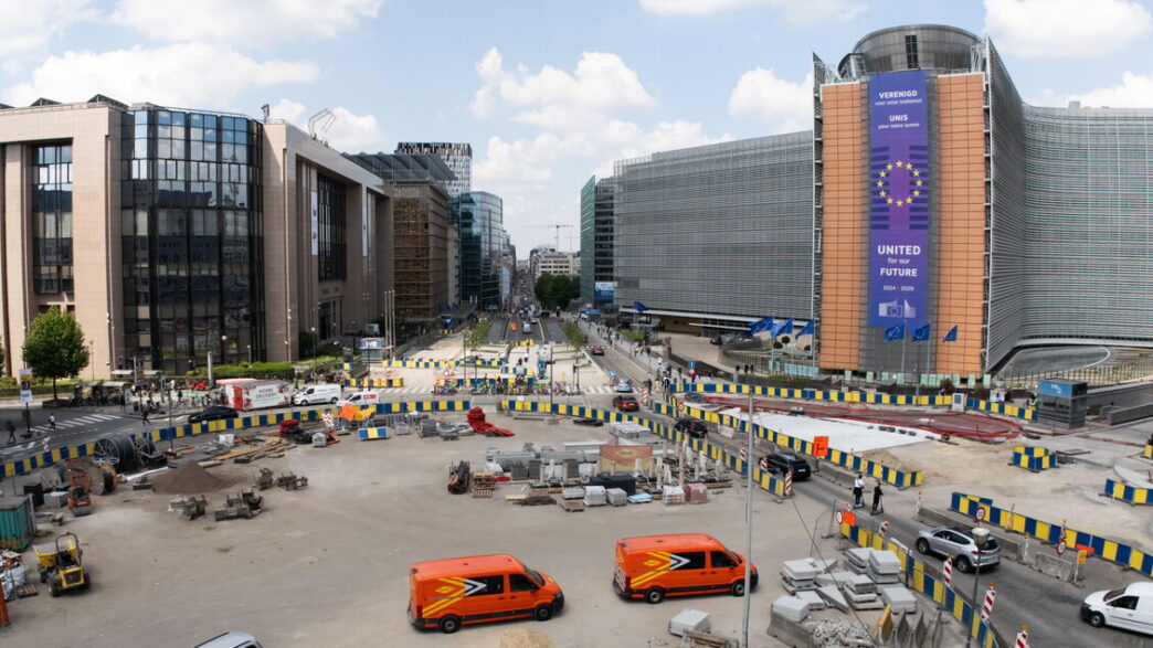 La Commissione Ue Approva La M