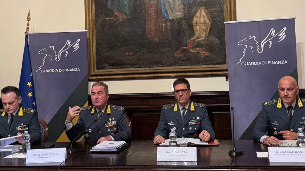 La Guardia Di Finanza Nelle Ma