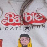 La Maglietta Shock Con La Bambola Bionda E Riferimenti Alle Brigate Rosse Fa Discutere All’università Di Trento